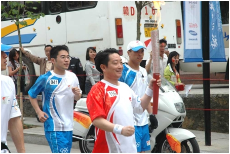 點(diǎn)燃激情 傳遞愛(ài)心—楊文龍董事長(zhǎng)傳遞奧運(yùn)圣火紀(jì)實(shí)