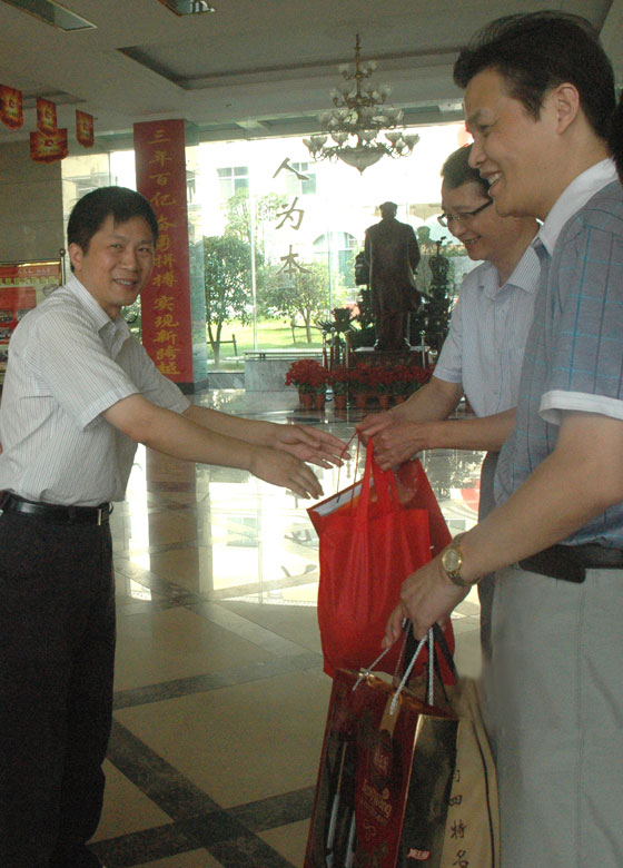 樟樹(shù)市領(lǐng)導(dǎo)中秋節(jié)前到集團(tuán)公司走訪慰問(wèn)