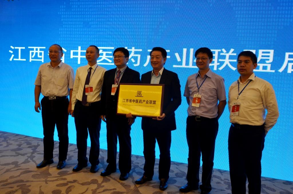 由仁和集團發(fā)起的“江西省中醫(yī)藥產(chǎn)業(yè)聯(lián)盟”啟動儀式在樟樹舉行