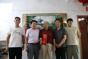 仁和集團黨委慰問老黨員并頒發(fā)“光榮在黨50年”榮譽紀念章