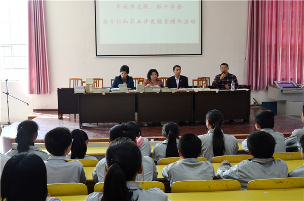 1522228452378019885.jpg 濟(jì)困助學(xué)愛心捐贈(zèng).jpg